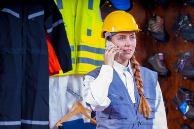 dívka s mobilem