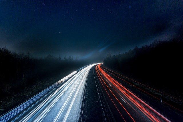 světla na dálnici v noci